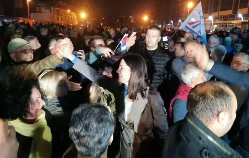 Protesti opozicije ispred RTRS-a, ovo su njihove žestoke poruke: “Sramno je izvještavanje fabrike laži, ološu se pobjeda ne priznaje”