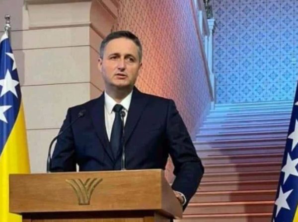 Član Predsjedništva Bosne i Hercegovine Denis Bećirović se oglasio: “Najoštrije osuđujem kukavički čin napada na povratnike Memišević”