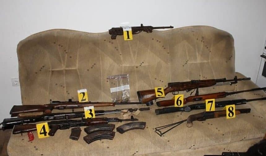Objavljene fotografije: Policija u BiH pronašla arsenal oružja u vikendici koju koristi 20-godišnjak