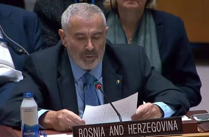 Predstavnik Bosne i Hercegovine pri UN Sven Alkalaj otvoreno tvrdi: “Željka Cvijanović ne želi da prihvati pruženu ruku iz druga dva kabineta u vezi usaglašenog nastupa”