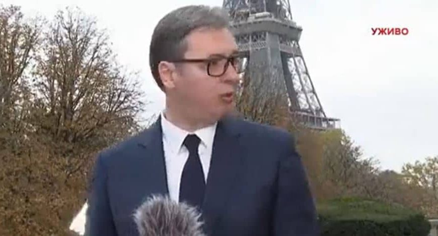Predsjednik Srbije Aleksandar Vučić u urnebesnom nastupu, snimak se širi društvenim mrežama: Zamalo pao reflektor, on se hrabro pohvalio “Nisam se ni pomjerio”