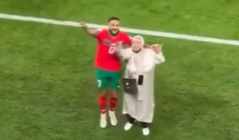 Dirljiv trenutak nakon pobjede Maroka protiv Portugala: Pogledajte snimak i kako je Boufal zaplesao s majkom