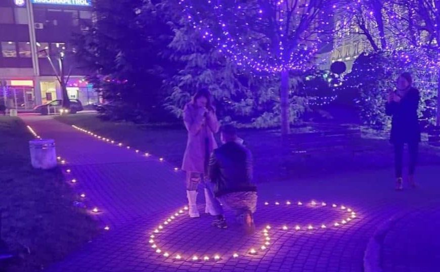 Divna prosidba u BiH: Čim je momak kleknuo i upitao vjerenicu da li želi biti njegova supruga, počeli su da se okupljaju slučajni prolaznici