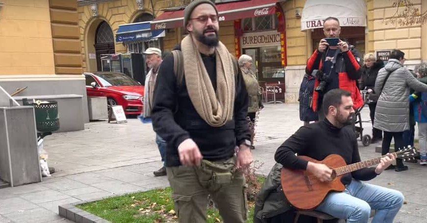Sin poznatog muzičara Luisa oduševio Sarajlije: Pogledajte kako je Marko “zagrijao” građane ispred Tržnice…
