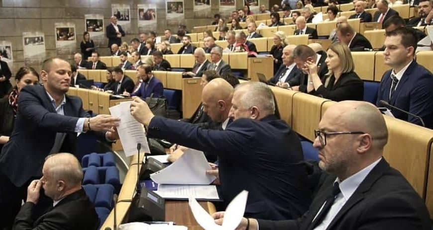 Turbuletno oko formiranja vlasti: SDA napustila sjednicu, a Osmorka i HDZ izglasali novo rukovodstvo Parlamenta FBiH