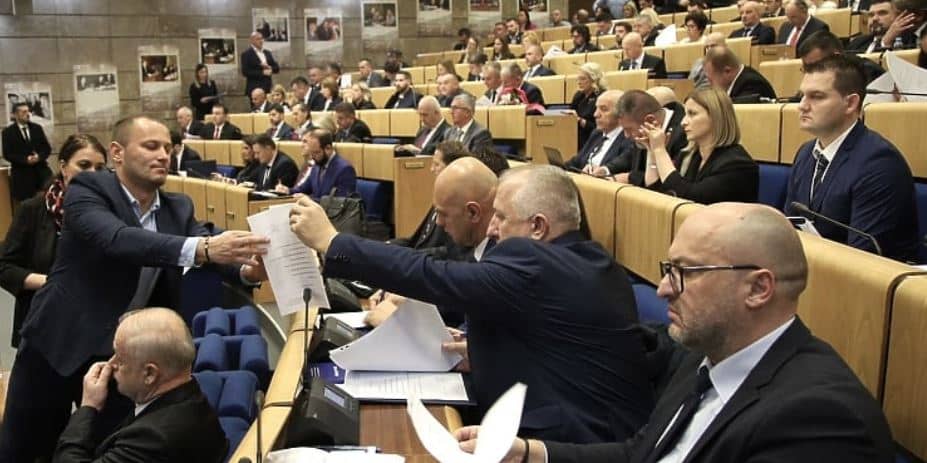 Turbuletno oko formiranja vlasti: SDA napustila sjednicu, a Osmorka i HDZ izglasali novo rukovodstvo Parlamenta FBiH