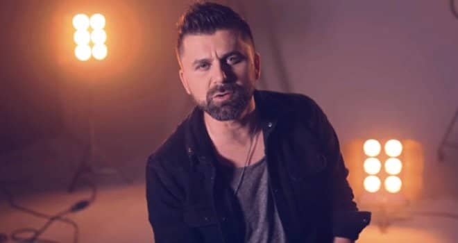 Bh. pjevač Amel Ćurić oštro poručio: “Šta vas briga zove li mene sin “tata” ili “babo””
