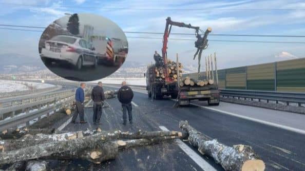 Nesreća na autoputu u BiH: Balvani pali s…