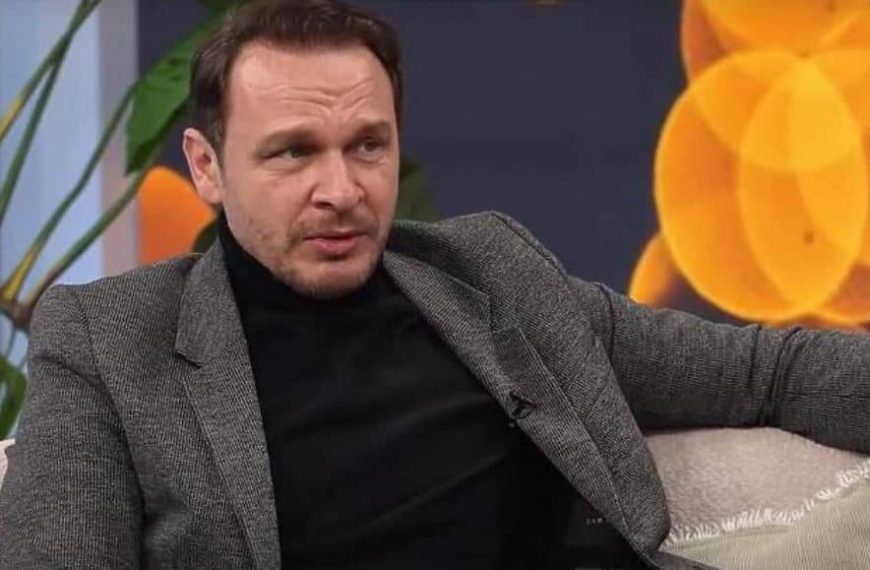 Bh. glumac Enis Bešlagić šokirao je priznanjem o mjestu na kojem je naučio najveće životne lekcije