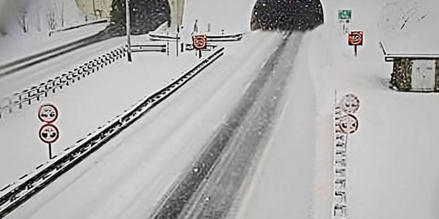 Ozbiljan snijeg pao je u bh. susjedstvu, stigle i veoma važne informacije za vozače!