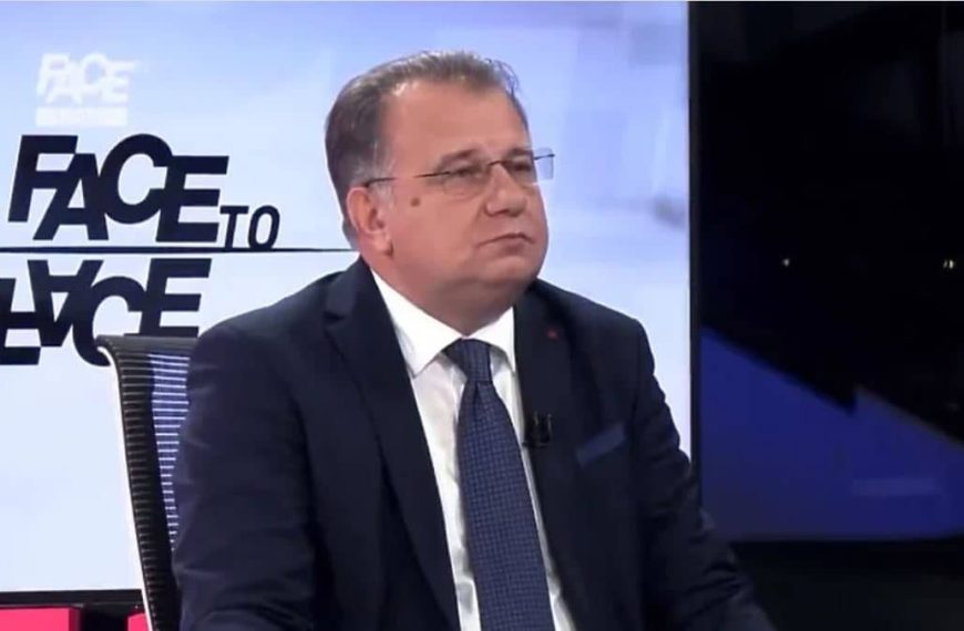 Predsjednik SDP-a Nermin Nikšić gostujući kod Hadžifejzovića javnosti otkrio nepoznate detalje: “Stranci su predlagali da SDA damo jedno ministarstvo u Vladi FBiH”