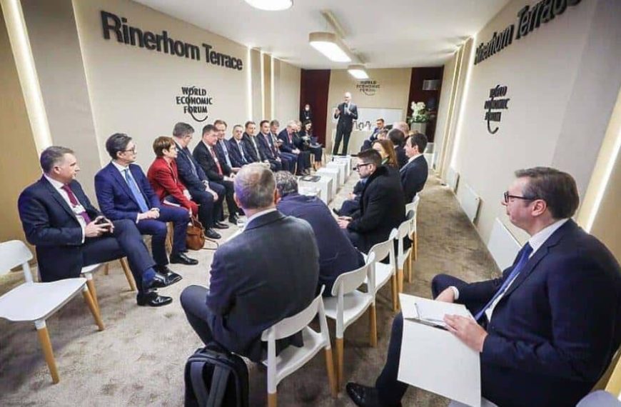 “Usamljeni” Aleksandar Vučić progovorio o “neugodnom” rasporedu sjedenja u švicarskom Davosu: “Nisam jadnik, molili me da sjednem u prvi red, nisam htio”