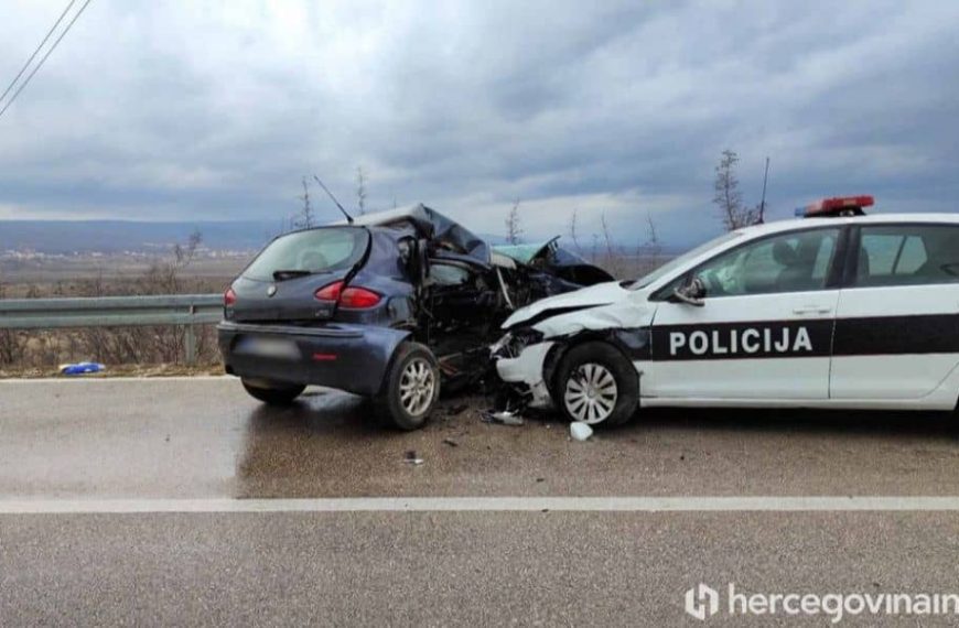 Teška saobraćajna nesreća: Poginuo muškarac, trojica policajaca povrijeđena
