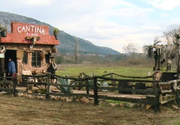 “Divlji Zapad” u Bosni i Hercegovini, pogledajte zanimljivu priču: U kaubojsko-indijanskoj kolibi Tihomir živi…