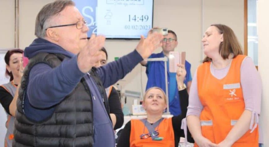 Kultni pjevač Halid Bešlić obradovao radnice kompanije iz Bosne i Hercegovine, divna gesta zaista!