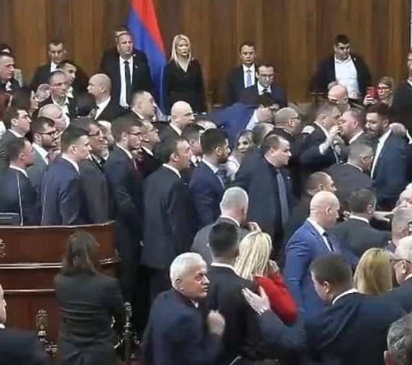 Incident u Skupštini Srbije, pogledajte snimak koji se pojavio, Aleksandar Vučić tvrdi: “Ja ovakve…