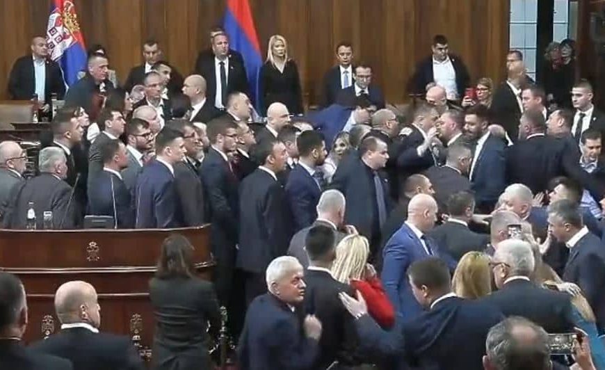 Incident u Skupštini Srbije, pogledajte snimak koji se pojavio, Aleksandar Vučić tvrdi: “Ja ovakve divljake nisam vidio”