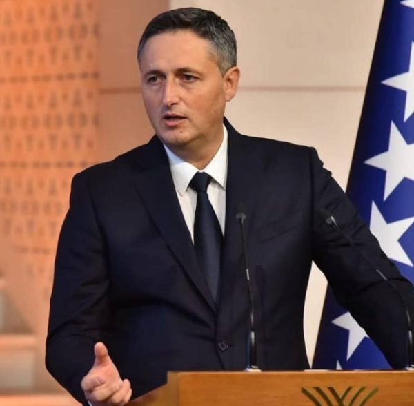 Denis Bećirović apsolutno smatra da to treba učiniti: “Na sjednici…