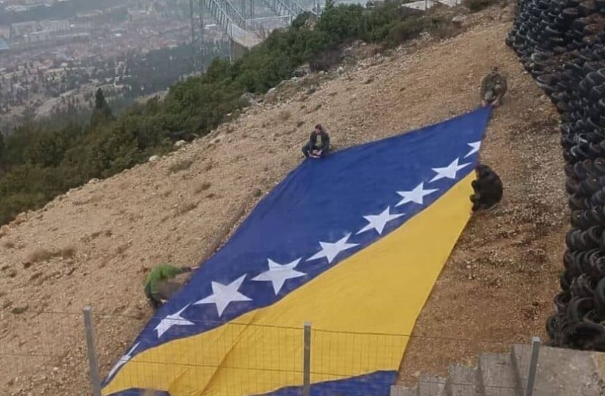 Predivni prizori iznad Mostara za Dan nezavisnosti Bosne i Hercegovine: Uprkos kiši i vjetru na Fortici se zavijorila državna zastava uz intoniranje himne
