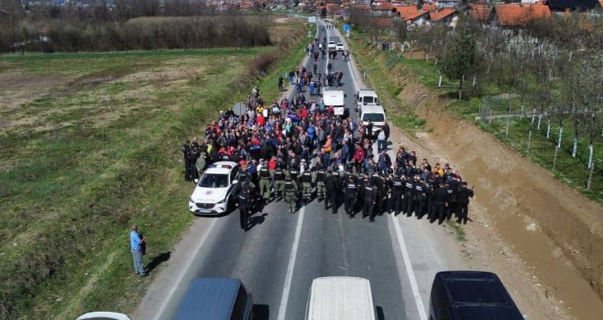 Pogledajte kako su zenički rudari probili policijske barikade i blokirali magistralni put M-17 i ulazak na autoput