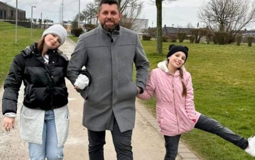 Potpredsjednik RS Ćamil Duraković objavio fotografiju sa kćerkama: “Kada sam ih prvi put držao u rukama…”
