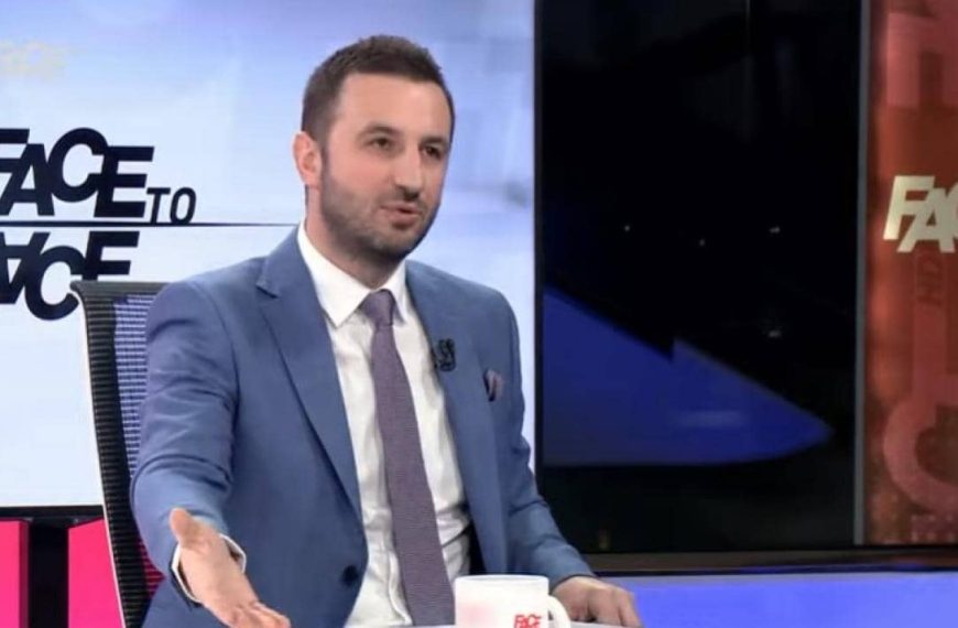 Semir Efendić gostujući kod Senada Hadžifejzovića ustvrdio: “Nećemo učestvovati u vlasti ako Schmidt eliminiše Lendu iz glasanja ili bilo koga drugog!”