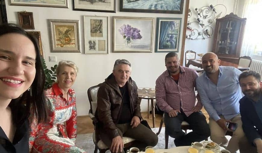 Benjamina Karić s Željkom Komšićem na snimanju dokumentarca o Lorisu: Posebno hvala heroju ove zgrade