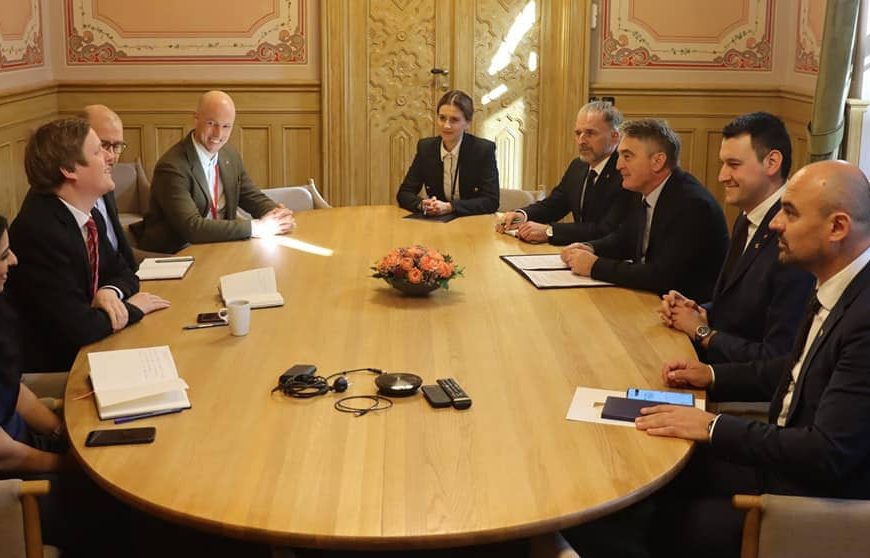 Član Predsjedništva Željko Komšić se oglasio iz Skandinavije i nakon niza sastanaka objavio zanimljive vijesti: “Norveška ima namjeru pojačati svoje prisustvo u Bosni i Hercegovini”