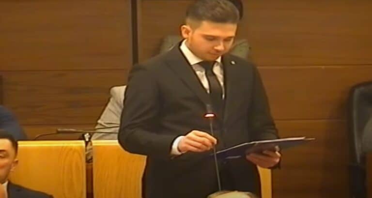 Zastupnik Arnel Isak napustio NES tokom obraćanja u Parlamentu FBiH, poručio je: “Bošnjački interes je iznad svega i moja država”