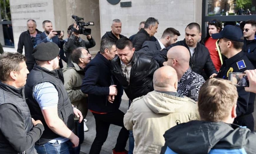 Incident u Sarajevu: Demonstranti fizički napadali zastupnike pri izlasku iz Parlamenta FBiH