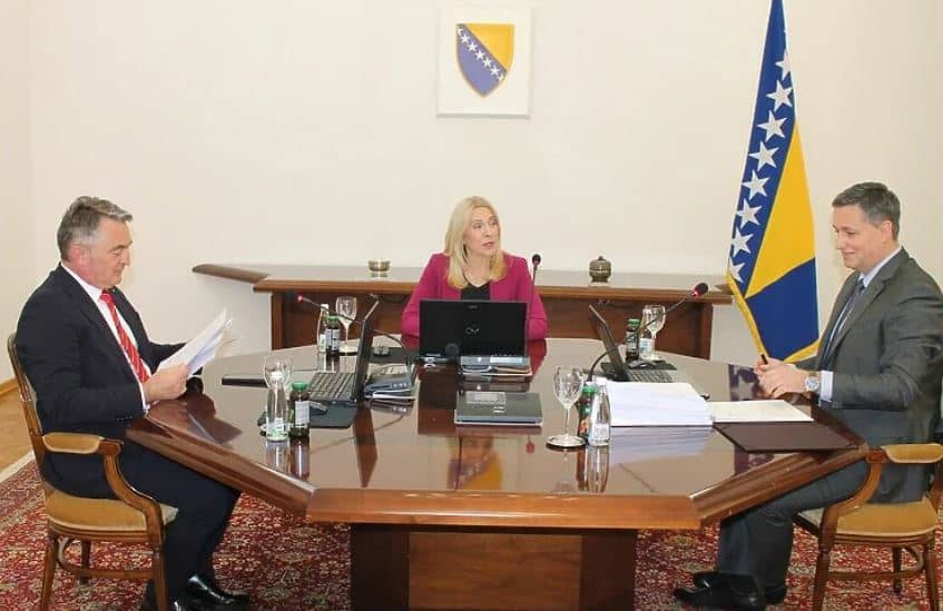 Članovi Predsjedništva Bosne i Hercegovine na vanrednoj sjednici koja je održana potpisali niz ugovora o kreditima i grantovima