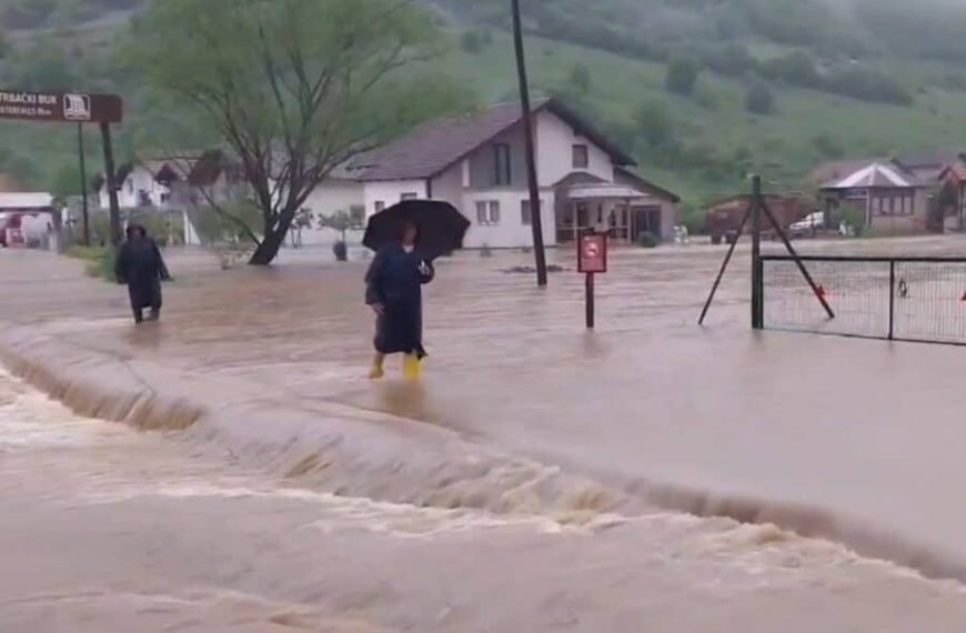 Jake kiše izazvale i bujične poplave u Bosni i Hercegovini: Pogledajte snimak sa lica mjesta, pod vodom dijelovi Krajine, rijeka Una se izlila iz korita
