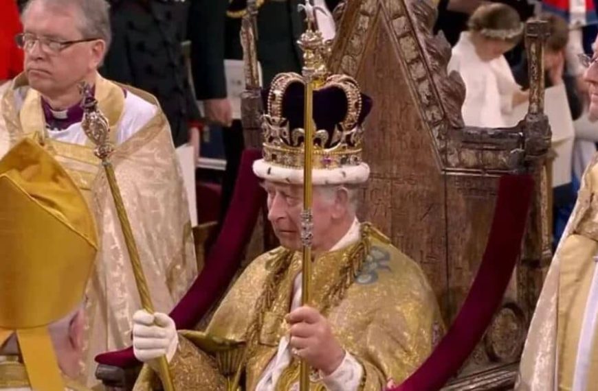 Charlesu III stavljena kruna kralja Velike Britanije i…