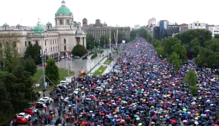 Ogromni protesti u Beogradu, “rijeka ljudi se nalazi na ulicama”: Građani prave prsten oko zgrade RTS-a, kiša ih nije nimalo omela