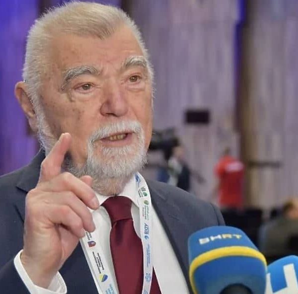Bivši predsjednik Hrvatske Stjepan Mesić iz Sarajeva otvoreno poručio: “Ako politika da dobre pozicije ekonomiji, ona će biti dobra, ako griješi onda nema šanse”