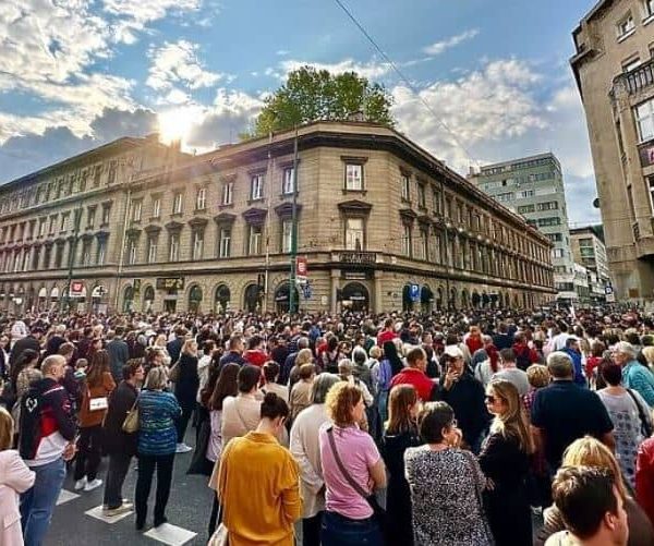 Prijestolnica BiH na nogama: Građani se masovno okupljaju na mjestu…