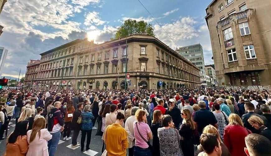 Prijestolnica BiH na nogama: Građani se masovno okupljaju na mjestu stradanja Azre Spahić u Sarajevu