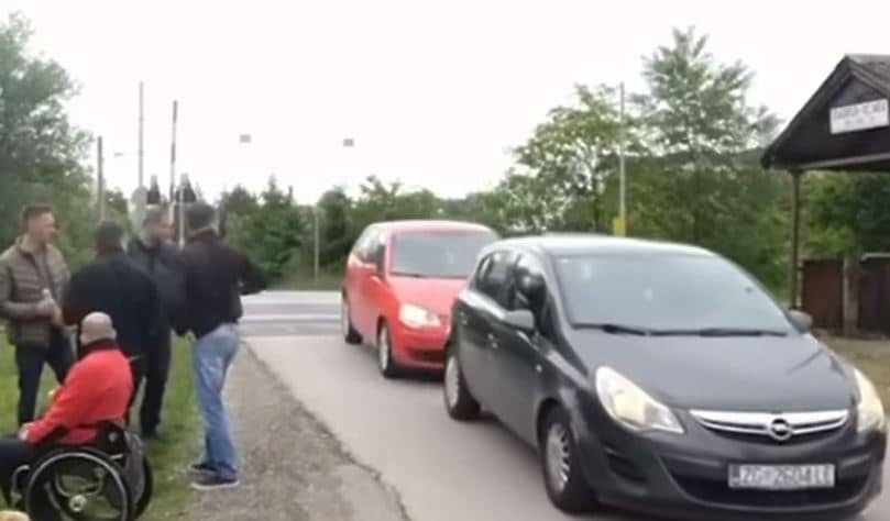 Snimak se širi Balkanom: Novinari pravili prilog o lošim cestama pa snimili sudar uživo
