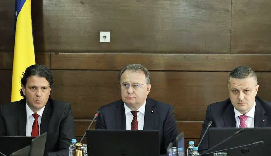 Federalni premijer Nermin Nikšić poslao poruke: “Uprkos brojnim opstrukcijama uspjeli smo, usvojeni su prvi reformski zakoni”