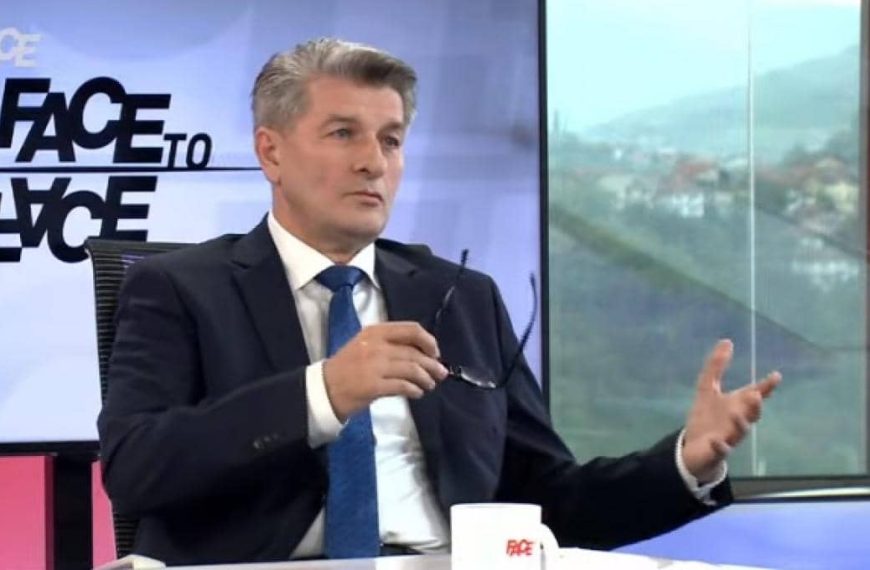 Šemsudin Mehmedović iz SDA otkrio šokantne detalje gostujući kod Hadžifejzovića: Na džumu se petkom ide službenim vozilima. Iftari se plaćaju iz budžeta!