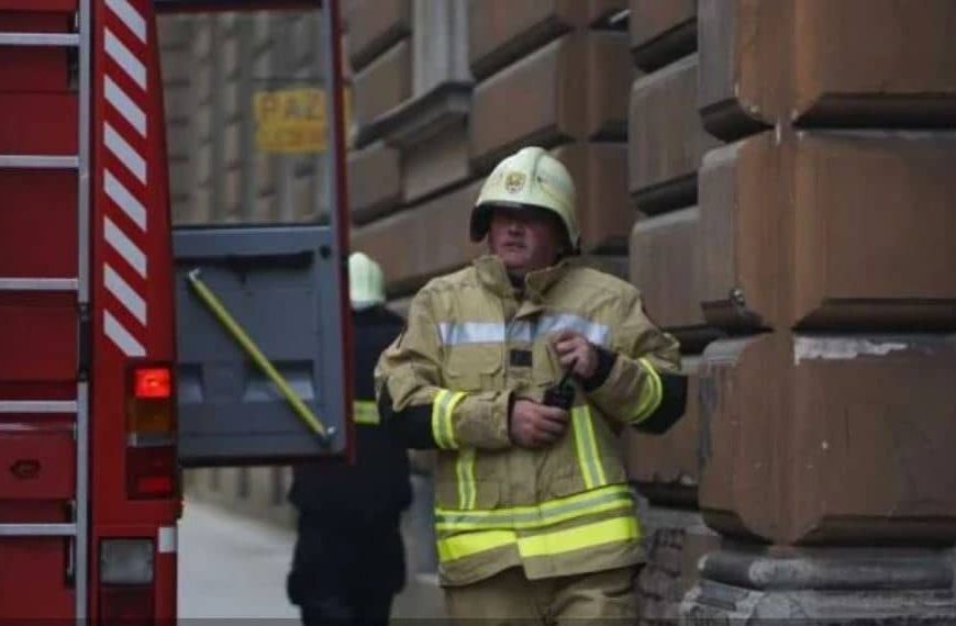 Dramatičan požar u glavnom gradu: Zapalio se krov centralnog zatvora u Sarajevu, vatra zahvatila i sud