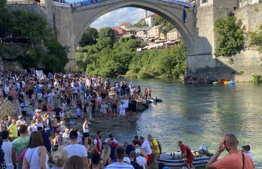 Incident se dogodio tokom skokova u Mostaru: Turistkinja s terase kafića pala u Neretvu