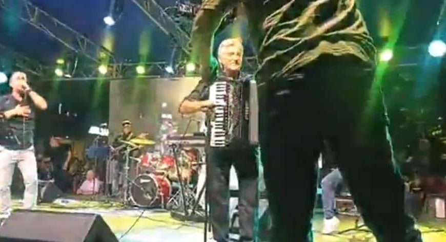Dragan Stojković Bosanac iznenađen u BiH, nevjerovatan doček je imao, pogledajte snimak sa koncerta Sanela Smole u Kaknju