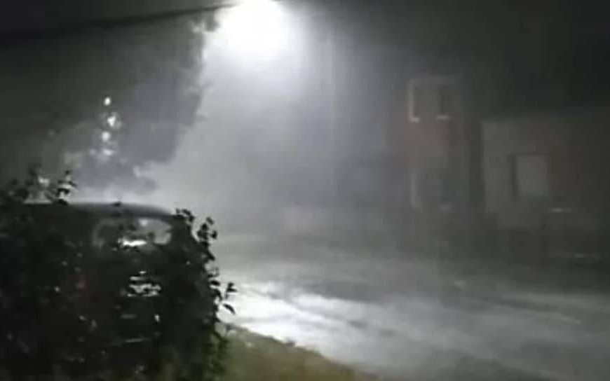 Strahovito nevrijeme u velikom bh. gradu, dio stanovnika bez struje, vjetar obarao drveće