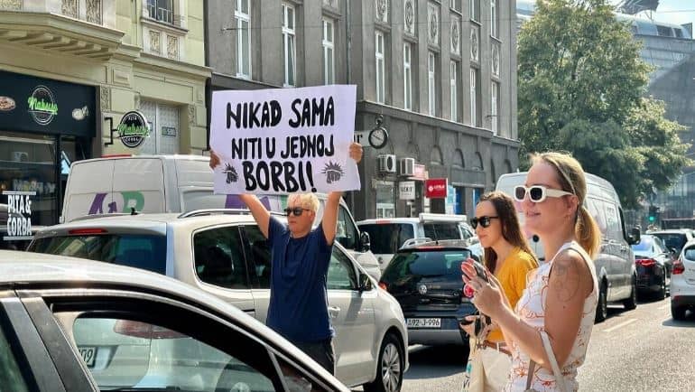 Žene blokirale saobraćajnice u Sarajevu na nekoliko minuta: “Nikad sama niti u jednoj borbi”