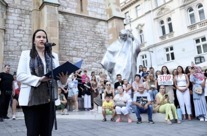 Pročitajte 16 zahtjeva koje je Benjamina Karić objavila na protestima u Sarajevu