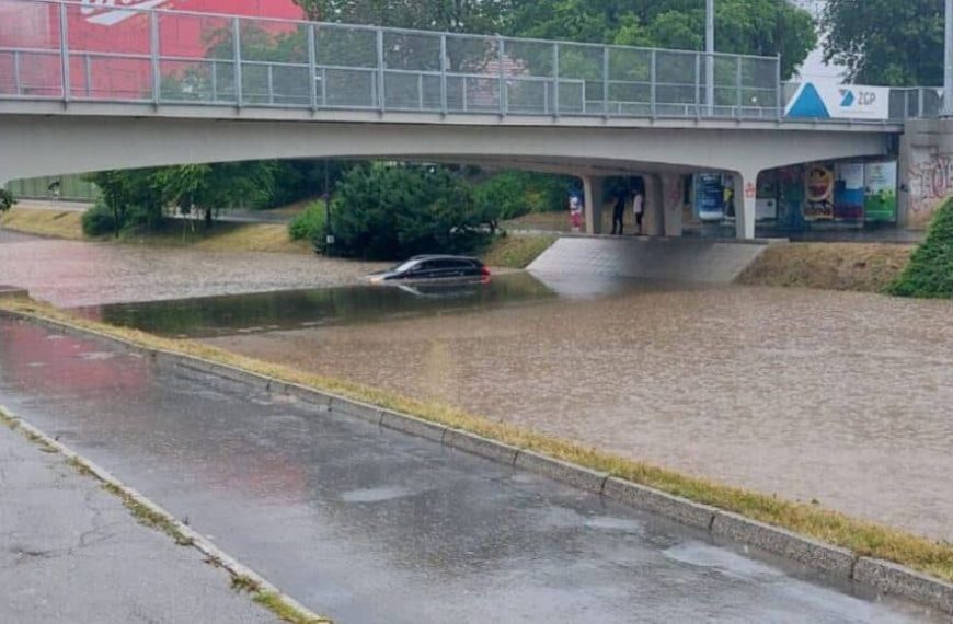 Strahovito nevrijeme u Sloveniji: Grom udario muškarca, vozila potopljena, vjetar nosio krovove