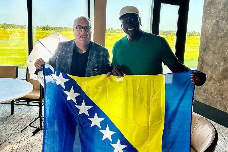 Sabahudin Topalbećirević intervjuisao ikonu svjetske košarke Michaela Jordana, sa zastavom BiH u rukama pozdravio Bosance i Hercegovce