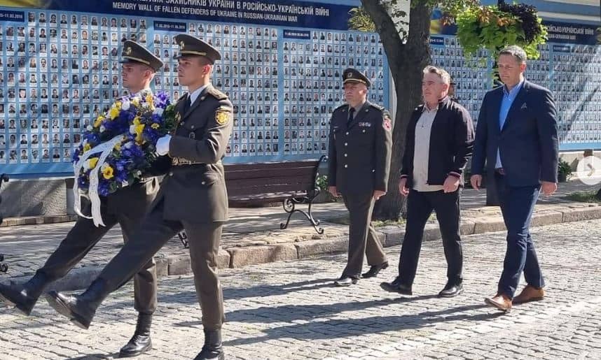 Denis Bećirović i Željko Komšić u Ukrajini, poklonili su se žrtvama