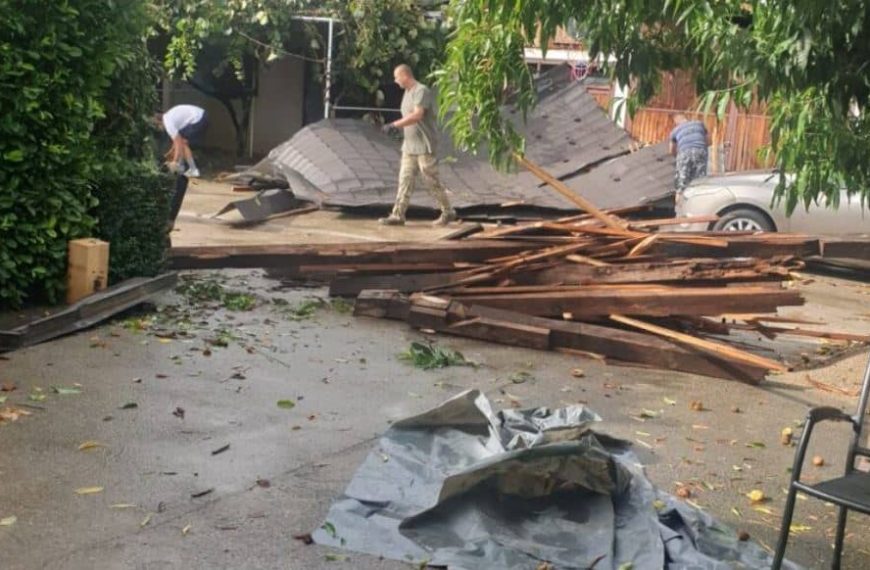 Žestoko nevrijeme izazvalo gomilu problema: Vjetar nosio krovove kuća i škole, ženu udario grom u Karlovcu